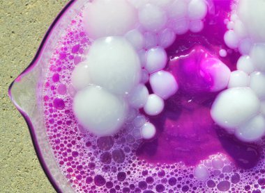 Mor sıvı sabun baloncuklarının soyut arkaplanı