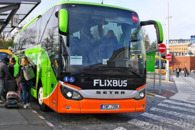 PRAG, CZECH REPUBLIC - 30 Ekim 2019: Florenc Merkez Otobüs İstasyonu. FLIXBUS Taşıyıcı.