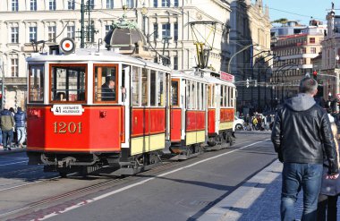 Prag, Çek Cumhuriyeti - 25 Mayıs 2019: Şehrin sokaklarında turist tramvayı.