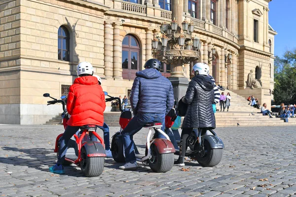 捷克共和国布拉格 2018年5月4日 在城市广场导游的陪同下租用电动摩托车的一群有组织的游客 — 图库照片