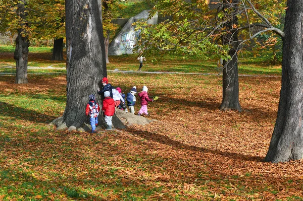Prague República Checa Outubro 2019 Grupo Crianças Passeio Parque Outono — Fotografia de Stock