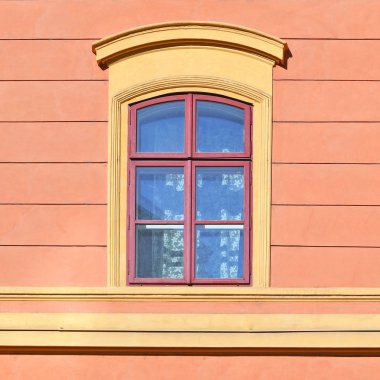 Eski bir binanın penceresi. Eski Prag, 2019. 