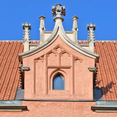 Eski bir binanın penceresi. Eski Prag, 2019. 