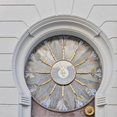 Eski bir binanın penceresi. Eski Prag, 2019. 