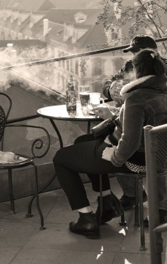 Prag, Çek Cumhuriyeti - 31 Ekim 2019: Prag şehir manzarası ve gözlem güvertesinde küçük bir kafe. Bira, sigara, güzel arkadaşlar..