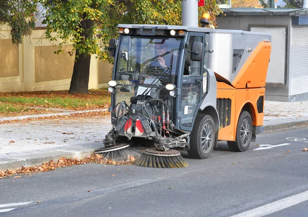 Prag, Çek Cumhuriyeti - 30 Ekim 2019: Kentin sokaklarında Hako markasının temizleyicisi.