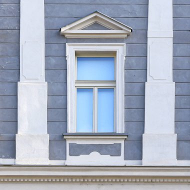 Eski bir binanın penceresi. Eski Prag, 2019. 