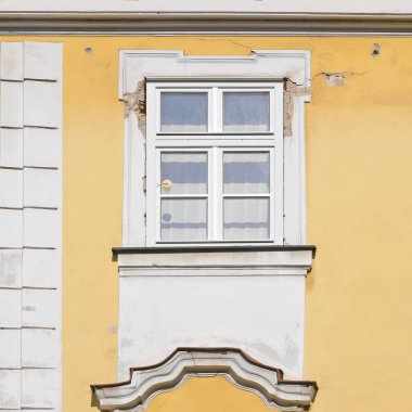 Eski bir binanın penceresi. Eski Prag, 2019. 