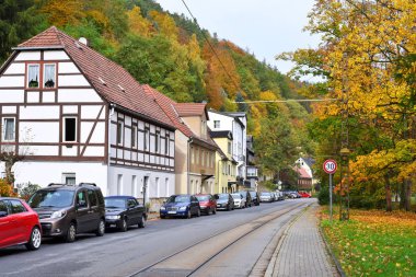 Bad Schandau, Almanya Federal Cumhuriyeti - 19 Ekim 2019: Sonbahar bir şehir caddesinde.