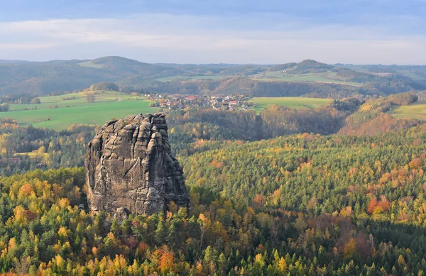 Herbst Der Sächsischen Schweiz Mit Leuchtenden Waldfarben Und Felsen — Stockfoto