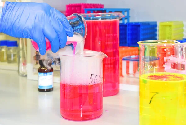 Вчений Проводить Демонстраційний Експеримент Виливаючи Білий Дим Склянки Червоним Хімічну — стокове фото
