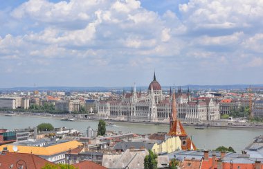 Budapeşte, Macaristan - 6 Temmuz 2019: Tuna Nehri ve Parlamento Binaları 'nın görüntüsü Balıkçı Kalesi' nin yüksekliğinden.