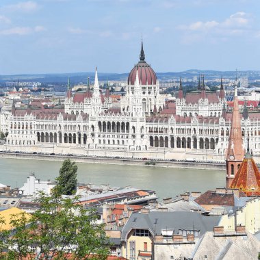 Budapeşte, Macaristan - 6 Temmuz 2019: Tuna Nehri ve Parlamento Binaları 'nın görüntüsü Balıkçı Kalesi' nin yüksekliğinden.