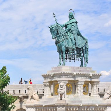 Budapeşte, Macaristan - 6 Temmuz 2019: Macaristan Kralı I. Stephen 'ın Bronz Heykeli. Balıkçı Kalesi, Şato Bölgesi,