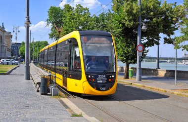 Budapeşte, Macaristan, - 6 Temmuz 2019: Şehrin sokaklarında modern bir tramvay.