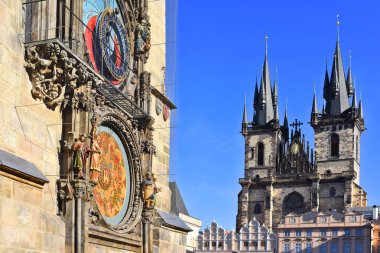 Prag, Çek Cumhuriyeti - 30 Ekim 2019: Prag Astronomik Saati Prag Belediye Binası. Old Town Square, Prag, 25 Mayıs 2019 (yeniden inşa sonrası 2018).