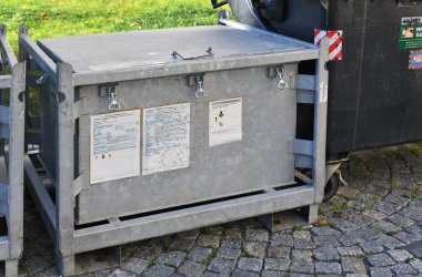 Prag, Çek Cumhuriyeti - 25 Mayıs 2019: Atık konteynır bölgesinde zehirli ambalaj için özel metal konteynır. Organik ve Biyokimya Bilimler Akademisi .