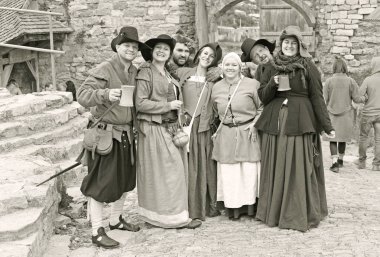 Kamianets-Podilskyi, Ukrayna - 21 Eylül 2019: Eski Kale'nin avlusunda tarihi askeri canlandırma festivaline katılanlar.