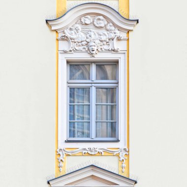 Eski bir binanın penceresi. Dresden, Almanya Federal Cumhuriyeti 2019.