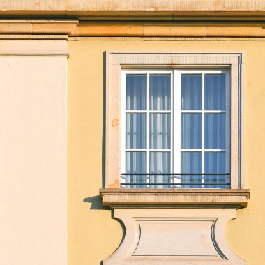 Eski bir binanın penceresi. Dresden, Almanya Federal Cumhuriyeti 2019.