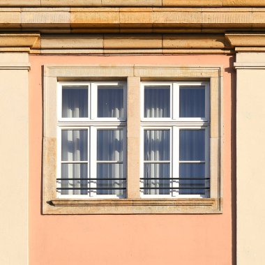 Eski bir binanın penceresi. Dresden, Almanya Federal Cumhuriyeti 2019.
