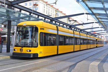 Dresden, Almanya Federal Cumhuriyeti - 29 Ekim 2019: Tramvay şehrin sokaklarında.