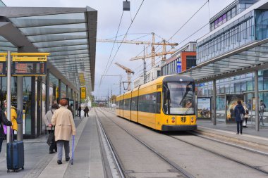 Dresden, Almanya Federal Cumhuriyeti - 29 Ekim 2019: Tramvay şehrin sokaklarında.