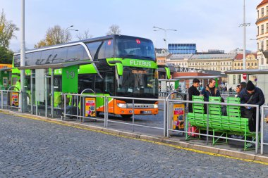 PRAG, CZECH REPUBLIC - 30 Ekim 2019: Florenc Merkez Otobüs İstasyonu. FLIXBUS Taşıyıcı.