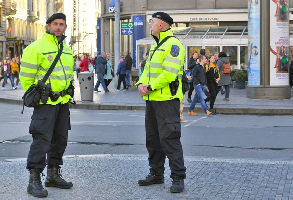 Praag Tsjechië Oktober 2019 Patrouillemedewerkers Van Gemeentepolitie Het Stadsplein Van — Stockfoto