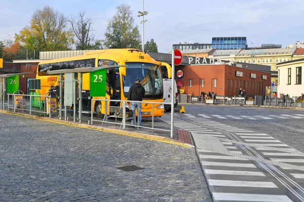 プラハ チェコ共和国 2019年10月30日 中央バスステーションフィレンツェ Regiojetキャリア — ストック写真