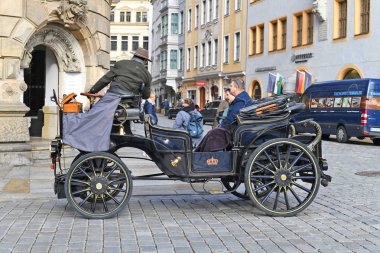 Dresden, Almanya Federal Cumhuriyeti - 29 Ekim 2019: İlk arabaların görünümünü taklit eden şehir turları için elektrikli araba.