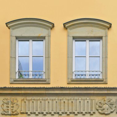 Eski bir binanın penceresi. Dresden, Almanya Federal Cumhuriyeti, 2019.