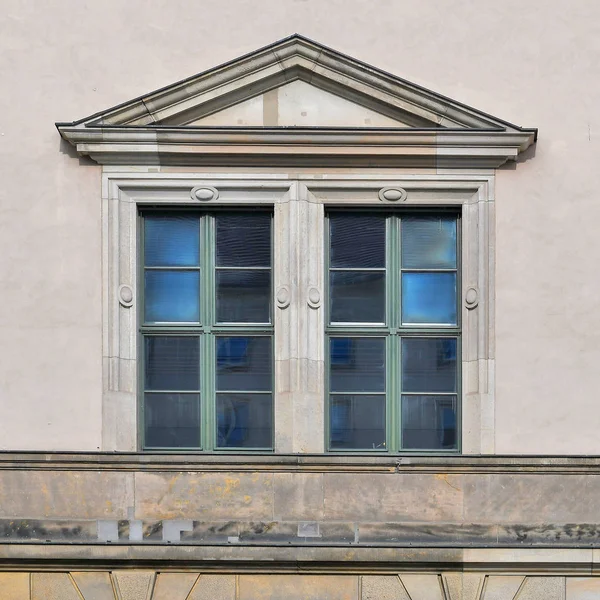 Raam Van Een Oud Gebouw Dresden Bondsrepubliek Duitsland 2019 — Stockfoto