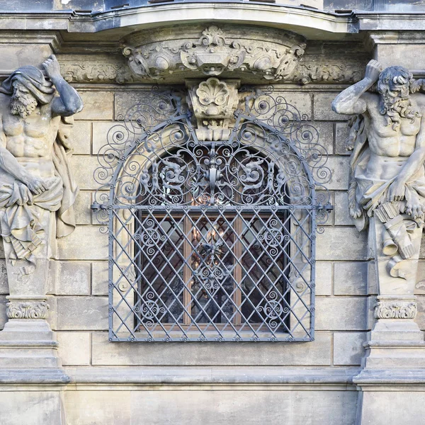 Ventana Con Una Celosía Edificio Antiguo Antiguo Dresde República Federal — Foto de Stock