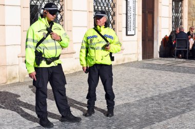 Prag, Çek Cumhuriyeti - 30 Ekim 2019: Prag şehir meydanındaki yerel polis devriyesi çalışanları.