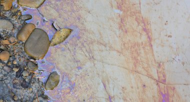 Endüstriyel atıklarla kirlenmiş küçük bir dere