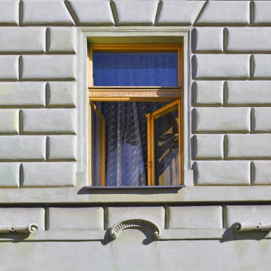 Eski bir binanın penceresi. Eski Prag, 2019. 