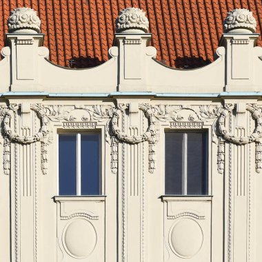 Eski bir binanın penceresi. Eski Prag, 2019. 