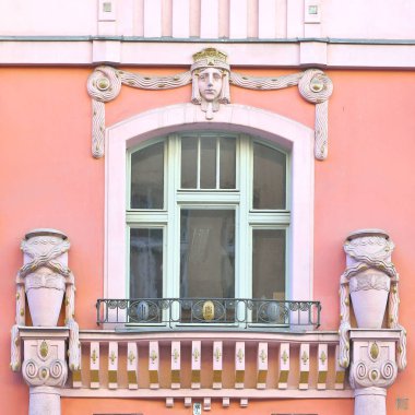 Eski bir binanın penceresi. Eski Prag, 2019. 