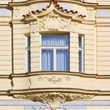 Eski bir binanın penceresi. Eski Prag, 2019. 