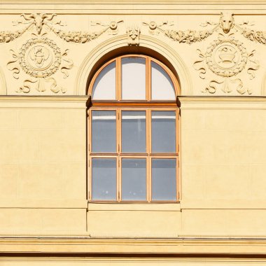 Eski bir binanın penceresi. Eski Prag, 2019. 