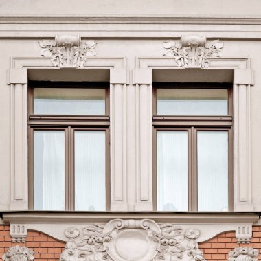 Eski bir binanın penceresi. Eski Prag, 2019. 