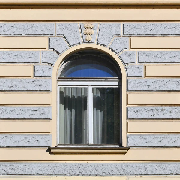 古代の建物の窓 旧プラハ 2019 — ストック写真