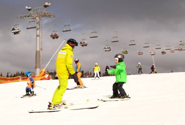 Bukovel (kayak merkezi ve spa), Ukrayna - 23 Şubat 2019: Kayak eğitmeni çocukla bireysel bir ders verir.