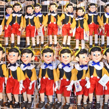 PRAG, CZECH REPUBLIC - 30 Ekim 2019: Oyuncak mağazasının raflarında kuklalar için kuklalar.