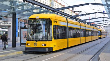 Dresden, Almanya Federal Cumhuriyeti - 29 Ekim 2019: Tramvay şehrin sokaklarında.