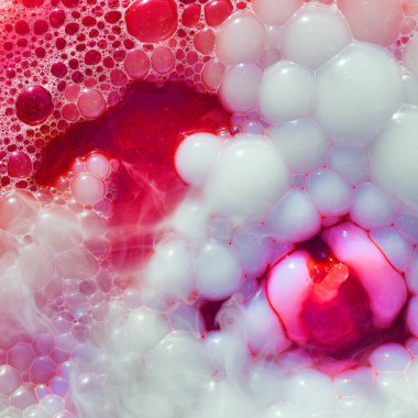 Kırmızı sıvı sabun baloncuklarının soyut arkaplanı