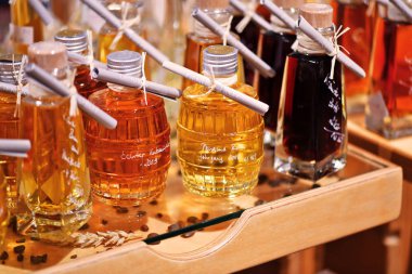 Şişelerde farklı türde temel yağ