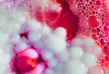 Kırmızı sıvı sabun baloncuklarının soyut arkaplanı