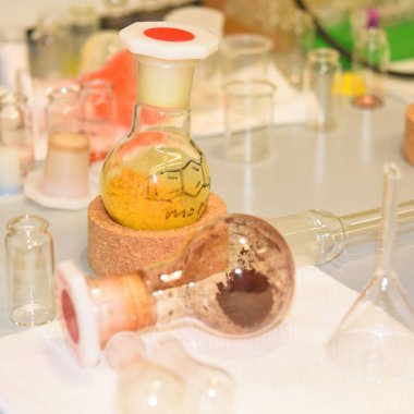 Laboratuvar test tüplerini kapatın.